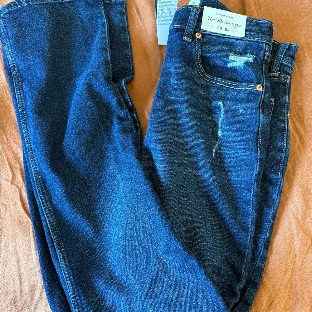 Abercrombie Ultra High Rise 90s Straight Jean in size 30